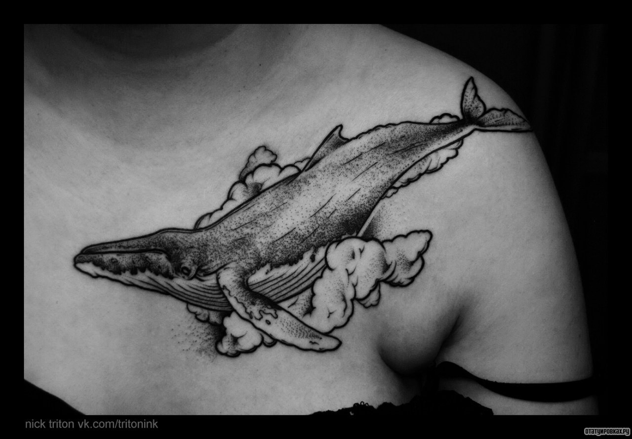 Фотография татуировки под названием «Кит в облаках»