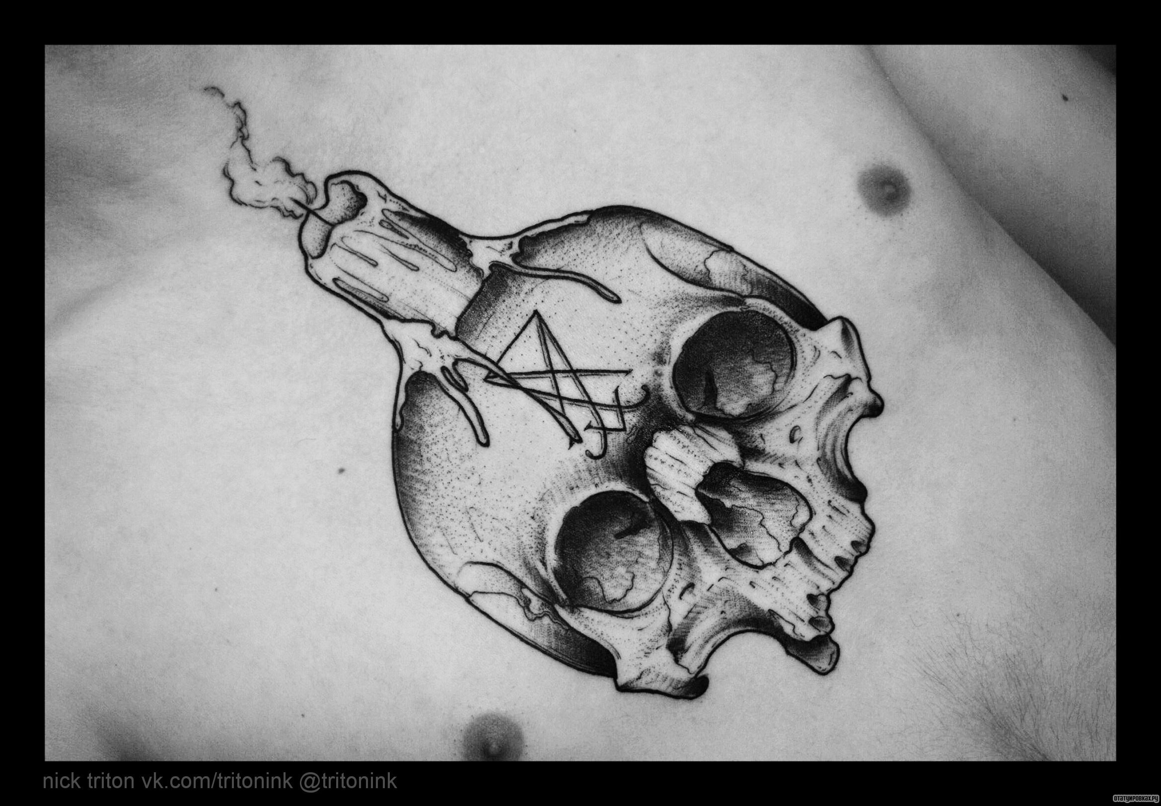 Фотография татуировки под названием «Свеча на черепе»