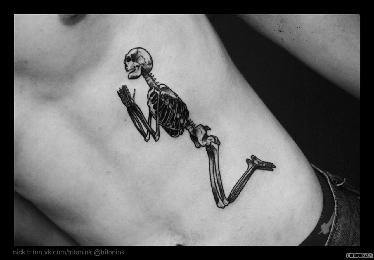 Фотография татуировки под названием «Скелет на коленях»