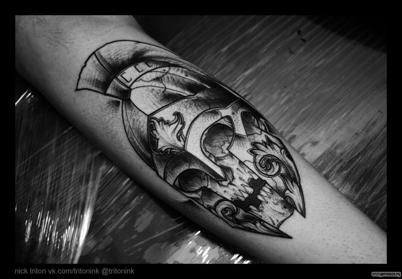 Фотография татуировки под названием «Череп в шлеме гладиатора»
