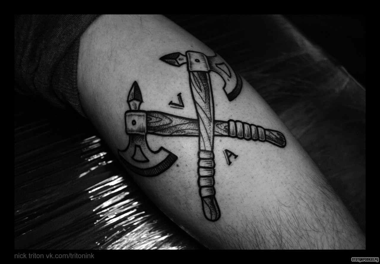 Фотография татуировки под названием «Два топора»