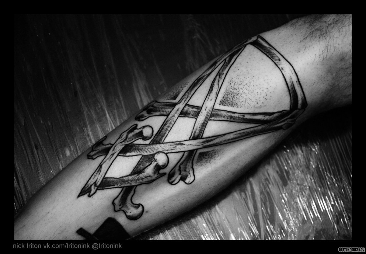 Фотография татуировки под названием «Кости»
