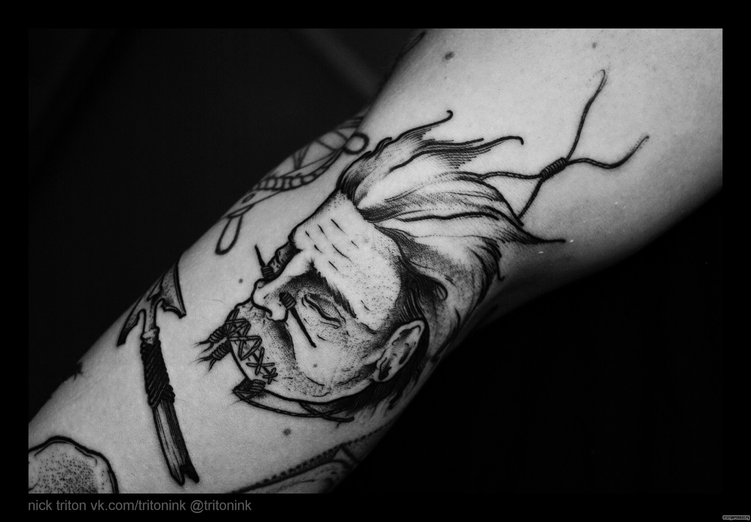 Фотография татуировки под названием «Человек с зашитым ртом»