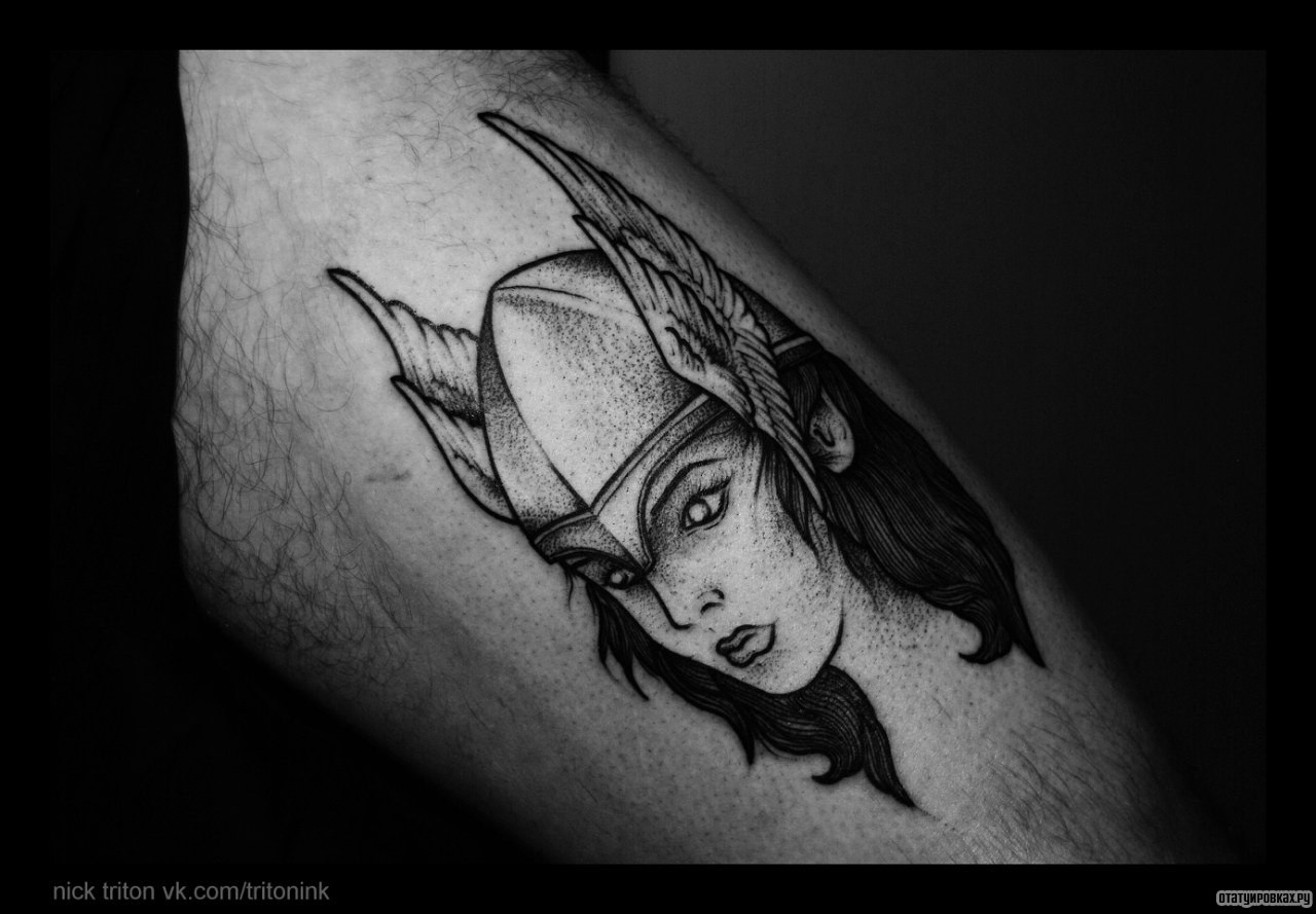 Фотография татуировки под названием «Девушка с крыльями на голове»