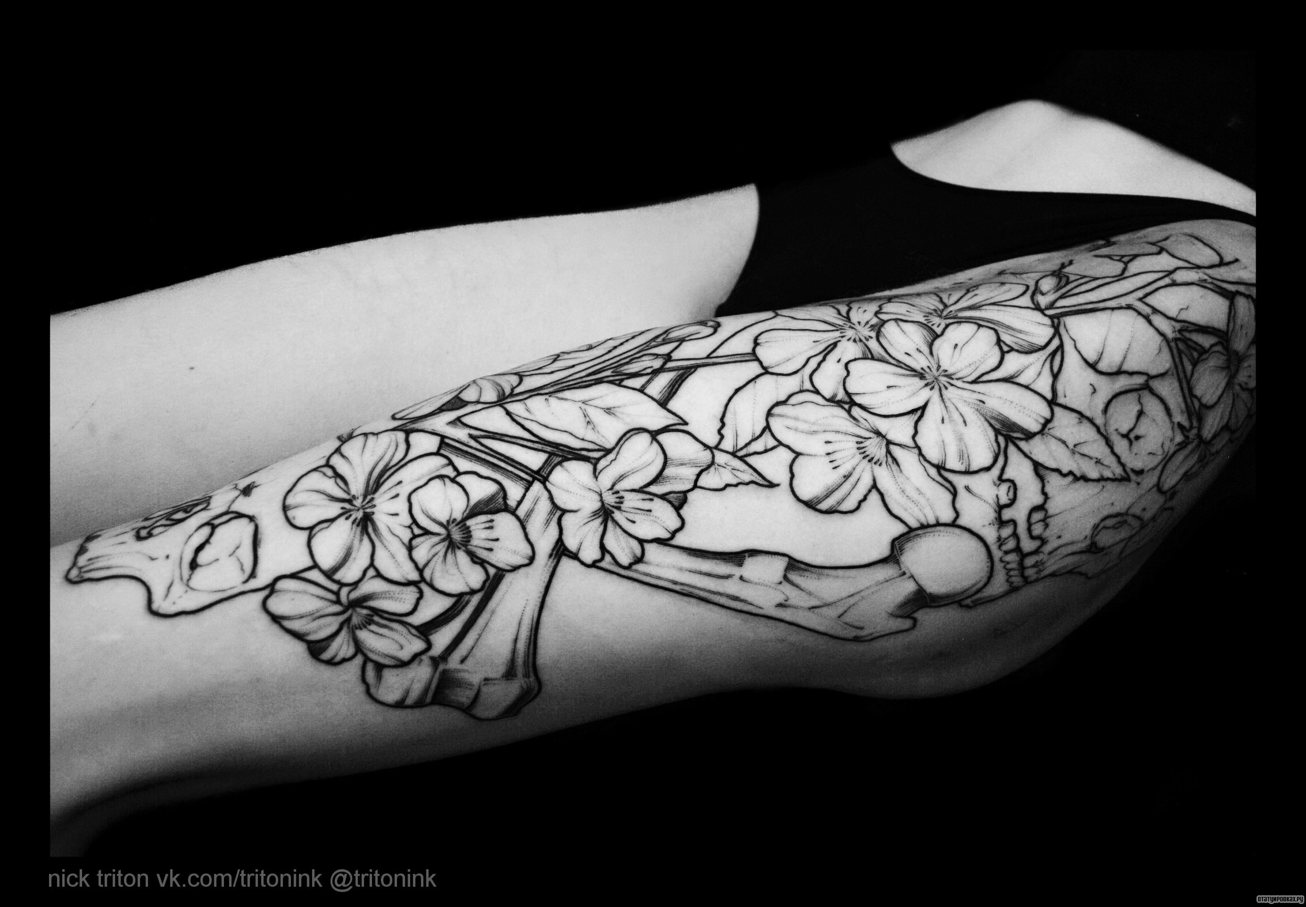 Фотография татуировки под названием «Узор с цветами и костями»