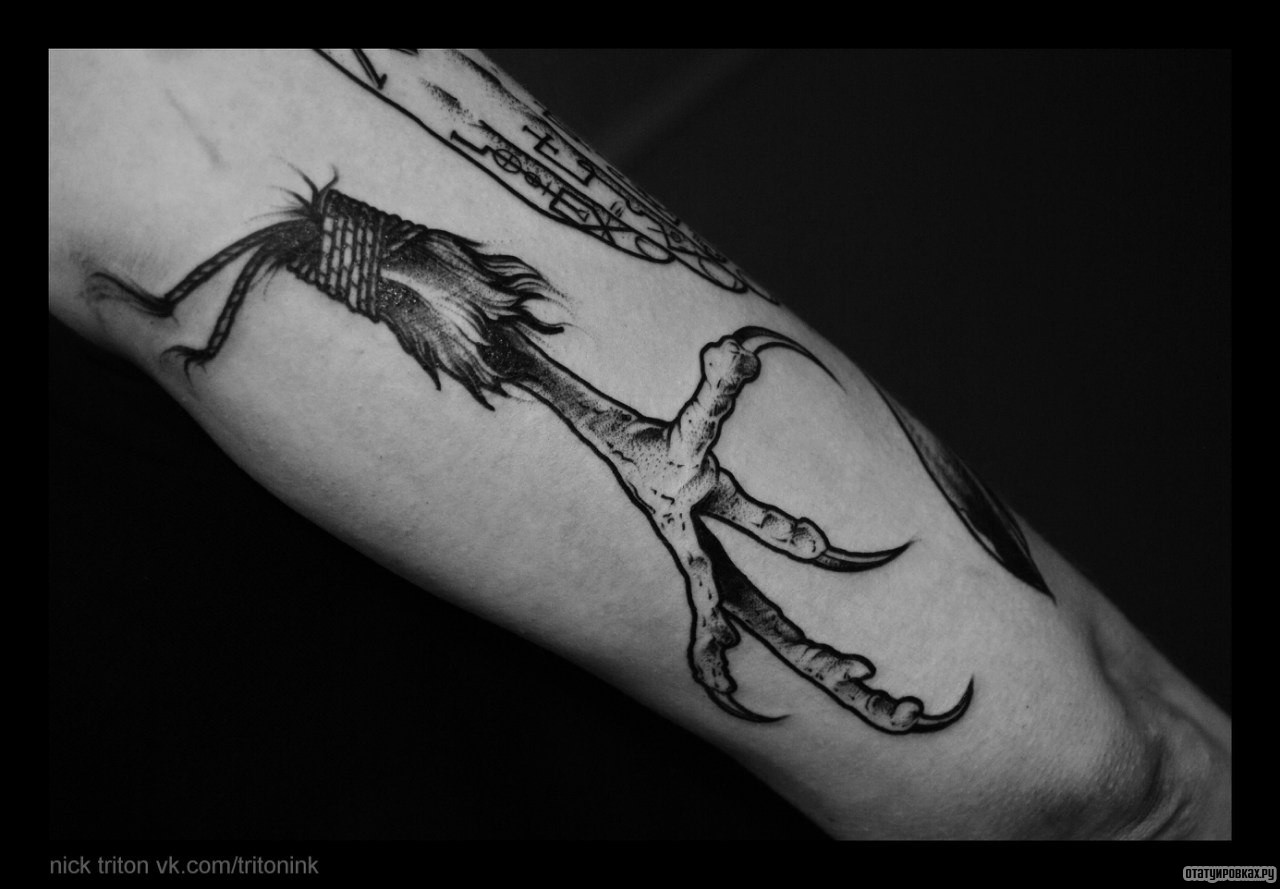 Фотография татуировки под названием «Лапа курицы»