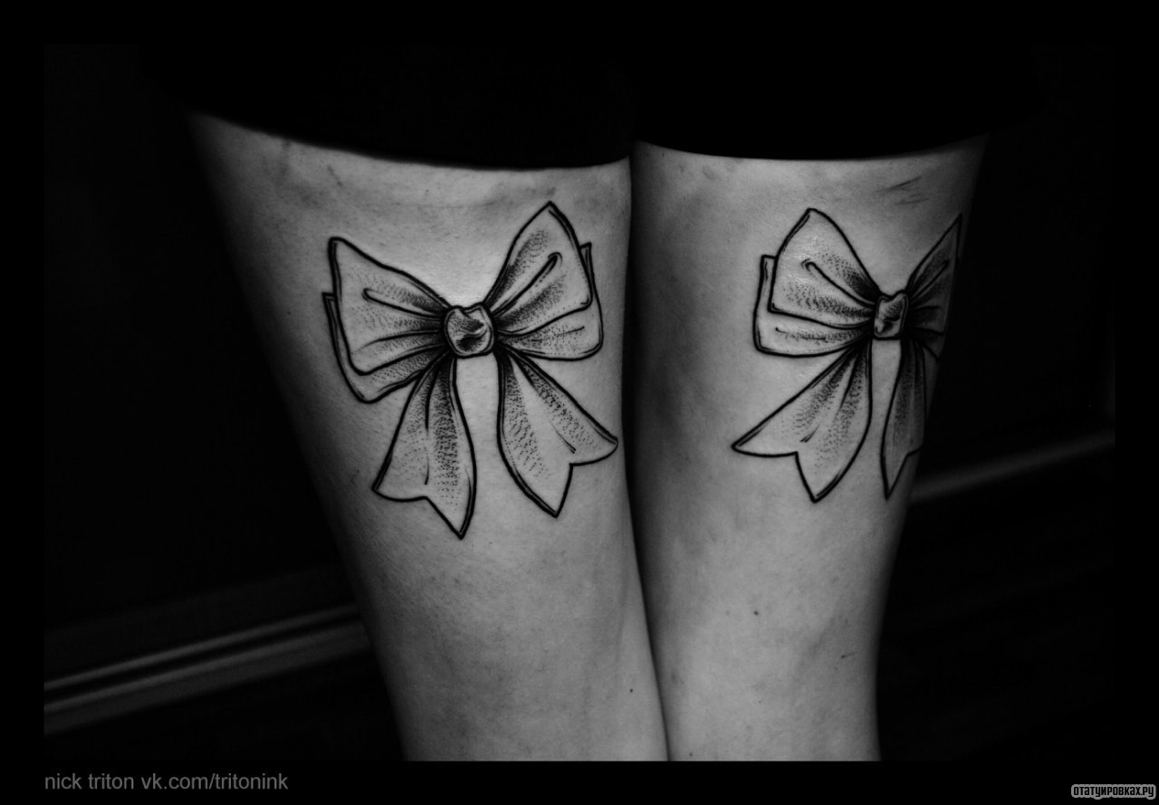 Фотография татуировки под названием «Два банта»