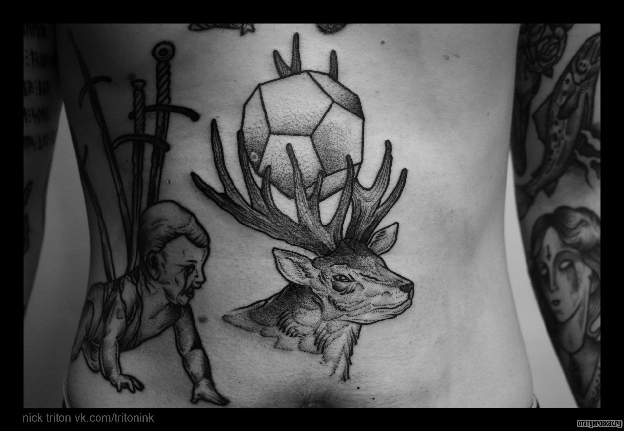 Фотография татуировки под названием «Олень с камнем на голове и ребенок»