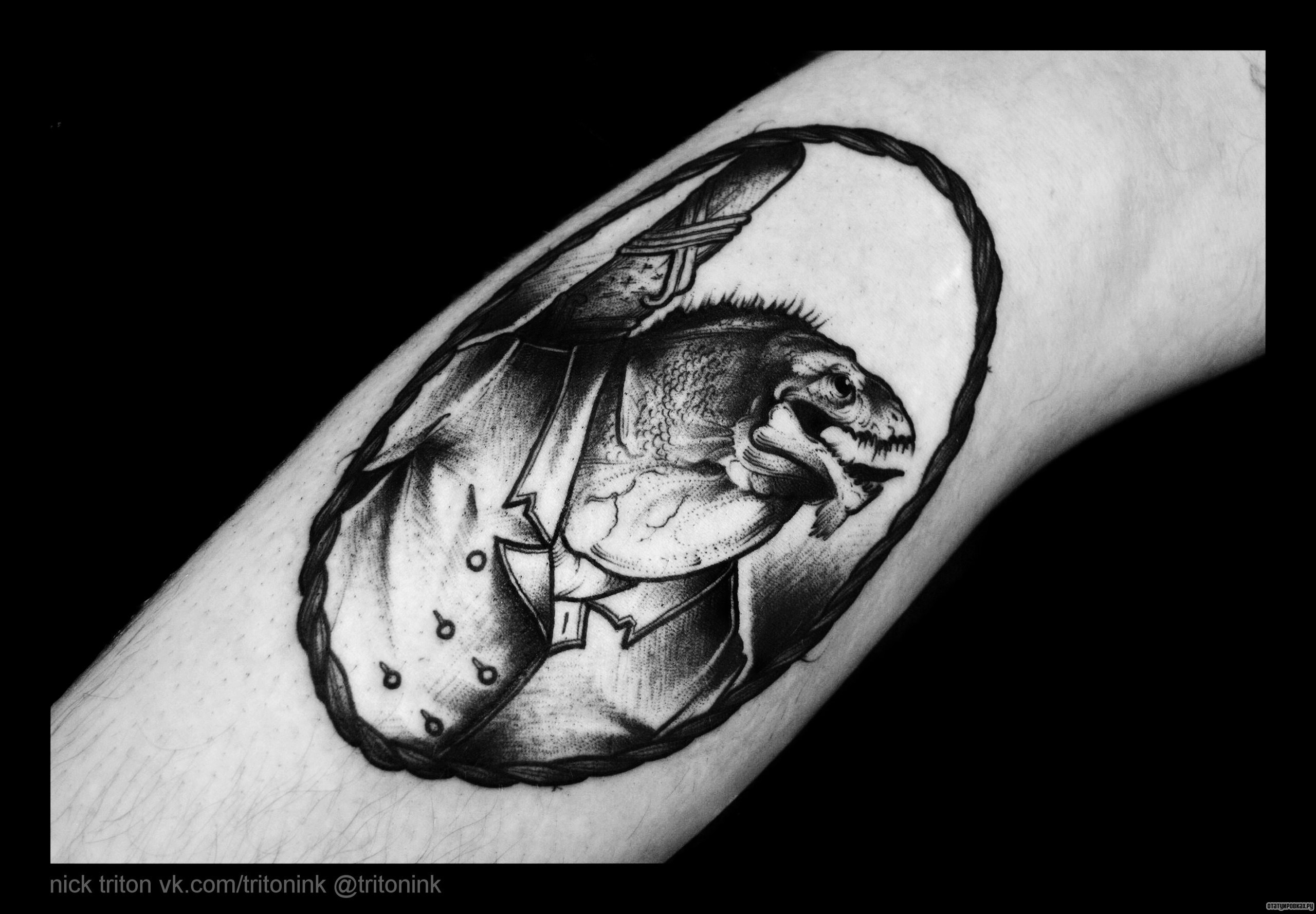 Фотография татуировки под названием «Хамелеон в пиджаке»