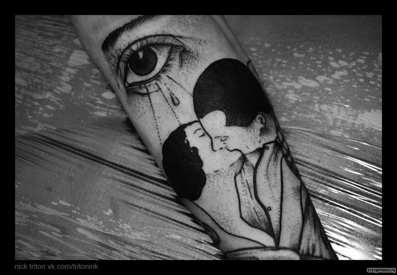 Фотография татуировки под названием «Пара целуется и глаз»