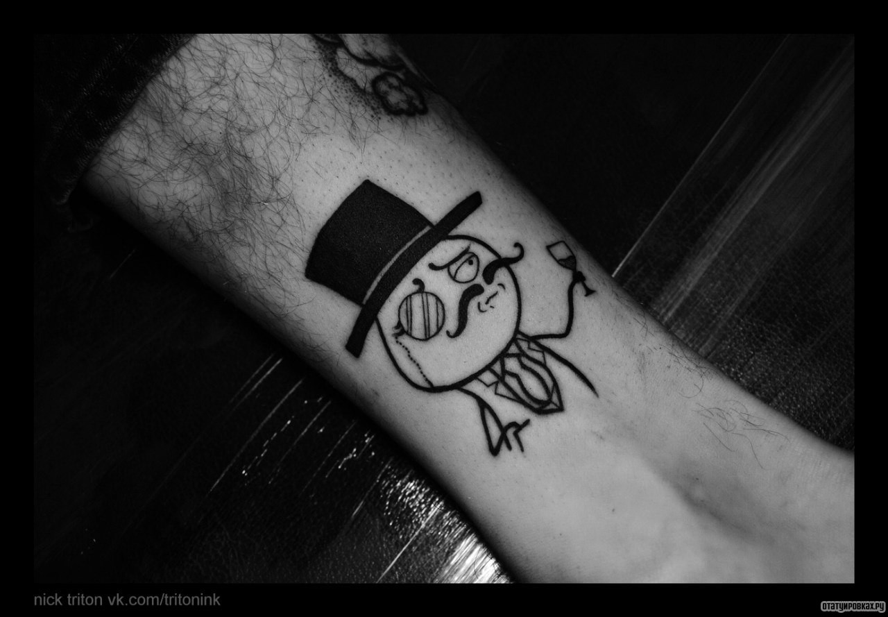 Фотография татуировки под названием «Человечек в шляпе с бокалом»