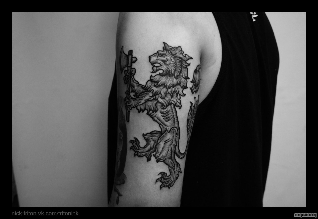 Фотография татуировки под названием «Лев с топором»