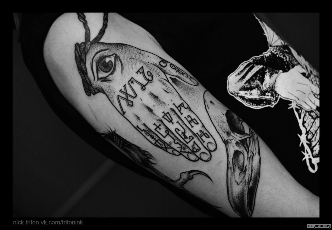 Фотография татуировки под названием «Рука человека с глазом»