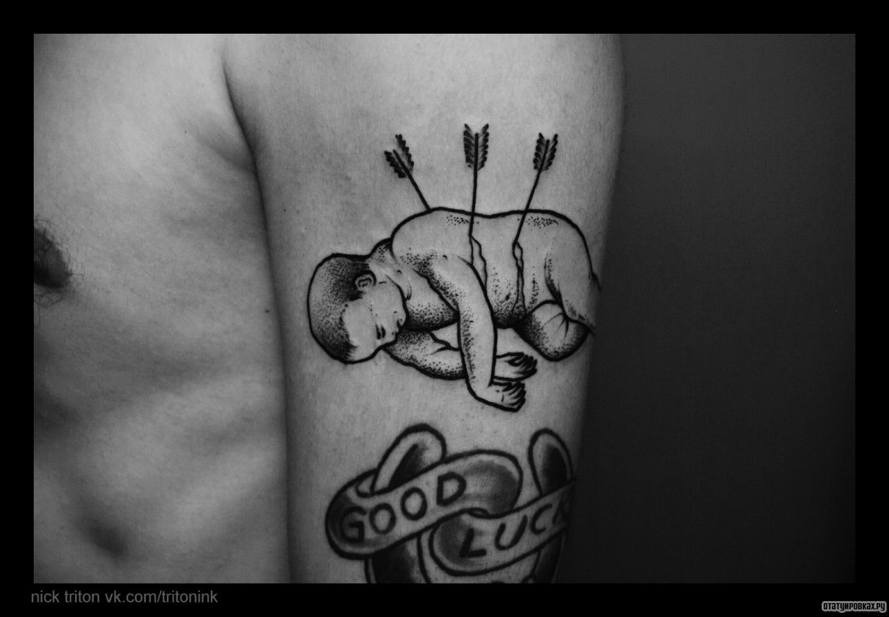 Фотография татуировки под названием «Ребенок со стрелами»