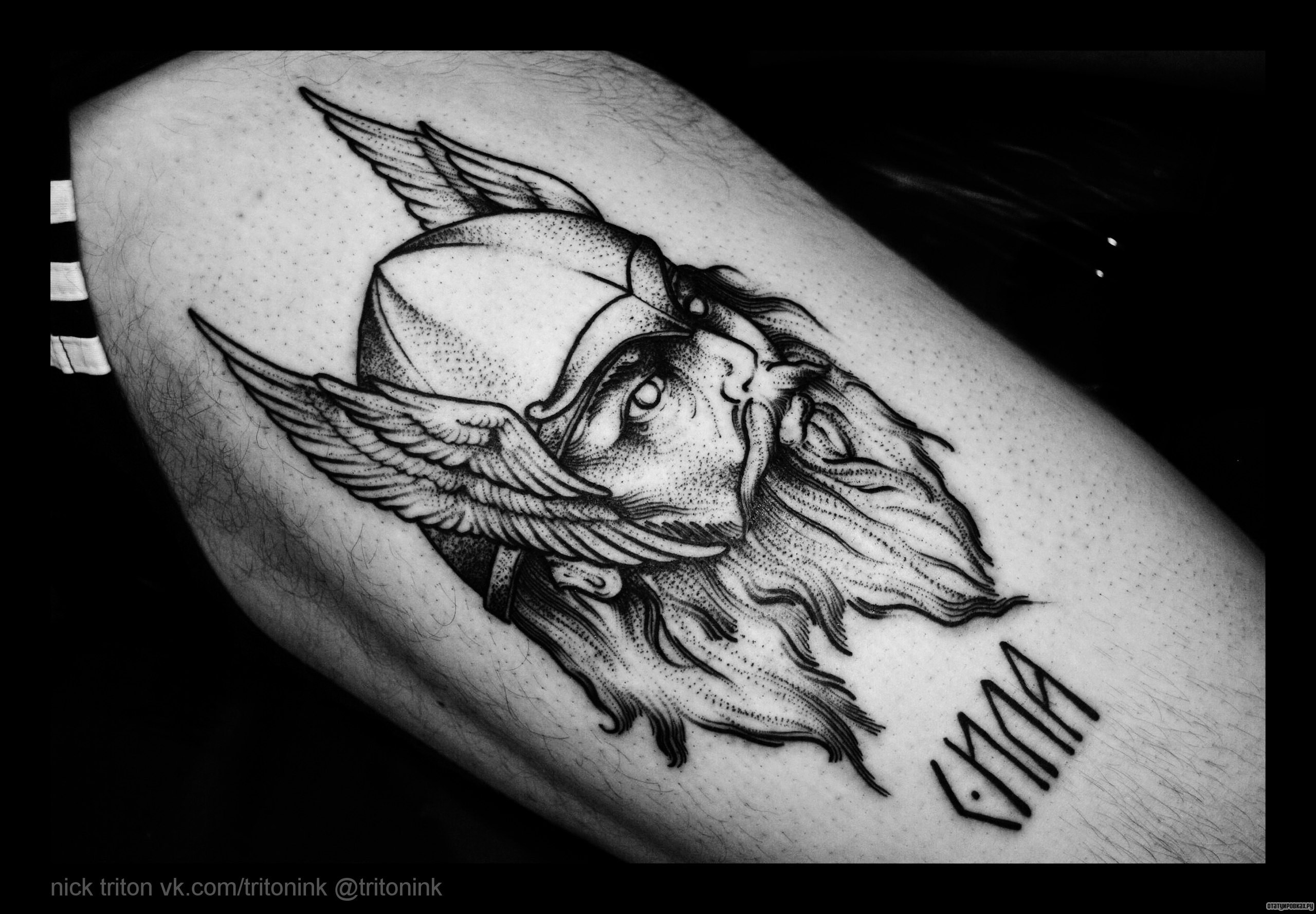 Фотография татуировки под названием «Викинг с крыльями на голове»