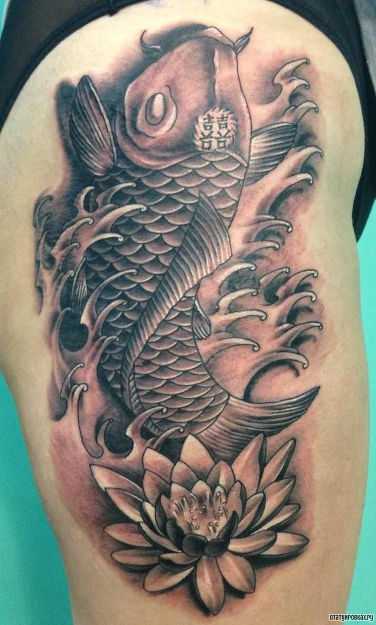 Фотография татуировки под названием «Карп с лотосом в волнах»