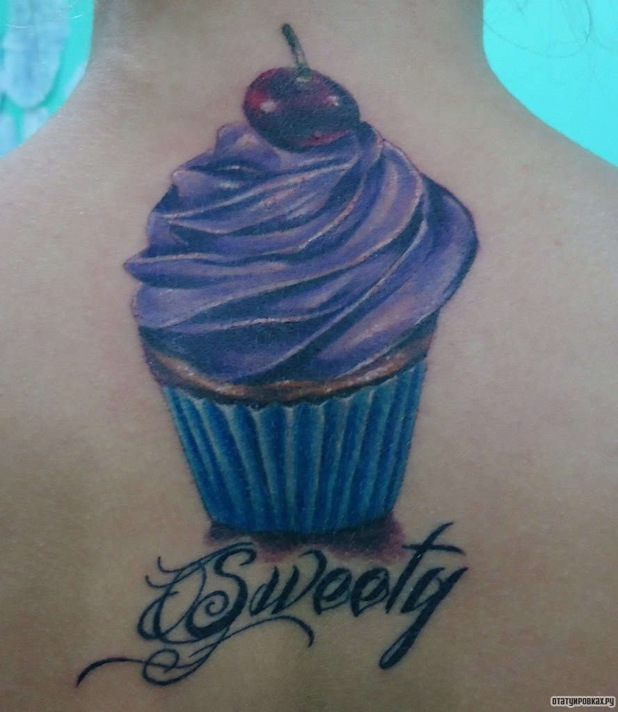 Фотография татуировки под названием «Пирожное и надпись»