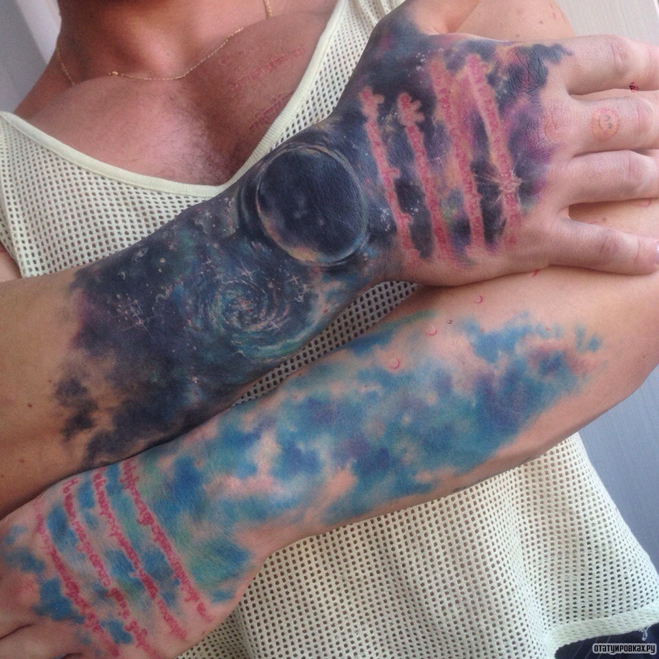 Фотография татуировки под названием «Космос на руках»