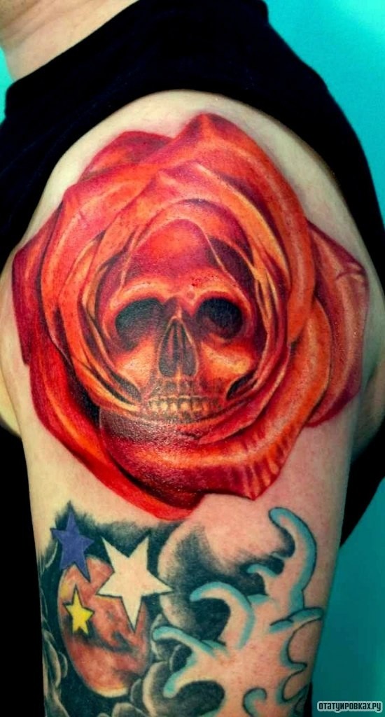 Фотография татуировки под названием «Череп в красной розе»