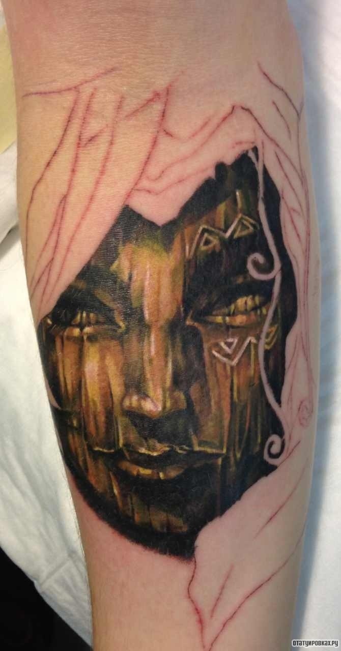 Фотография татуировки под названием «Лицо будды под кожей»