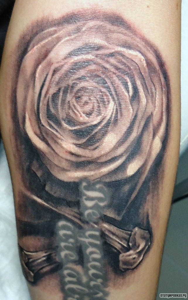 Фотография татуировки под названием «Роза с гвоздями»