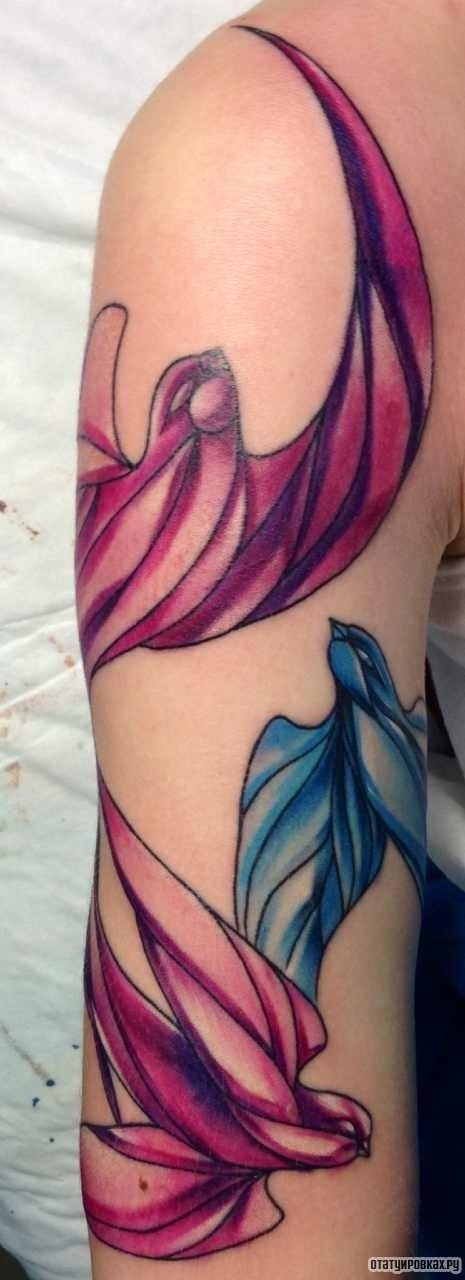 Фотография татуировки под названием «Две птицы красная и синяя»