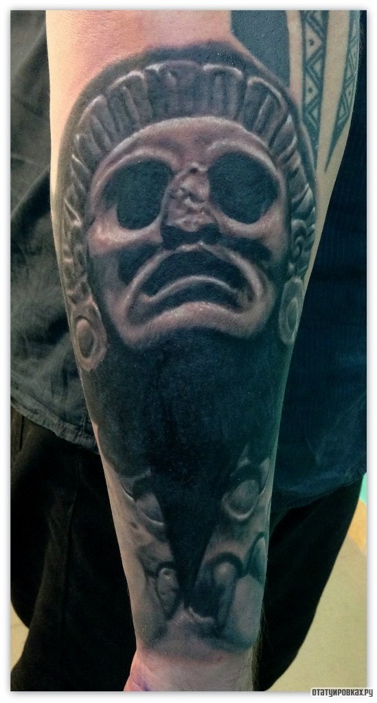 Фотография татуировки под названием «Скульптура майя»