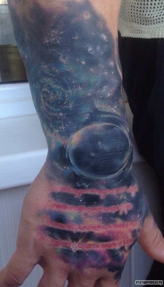 Фотография татуировки под названием «Космос и надпись»