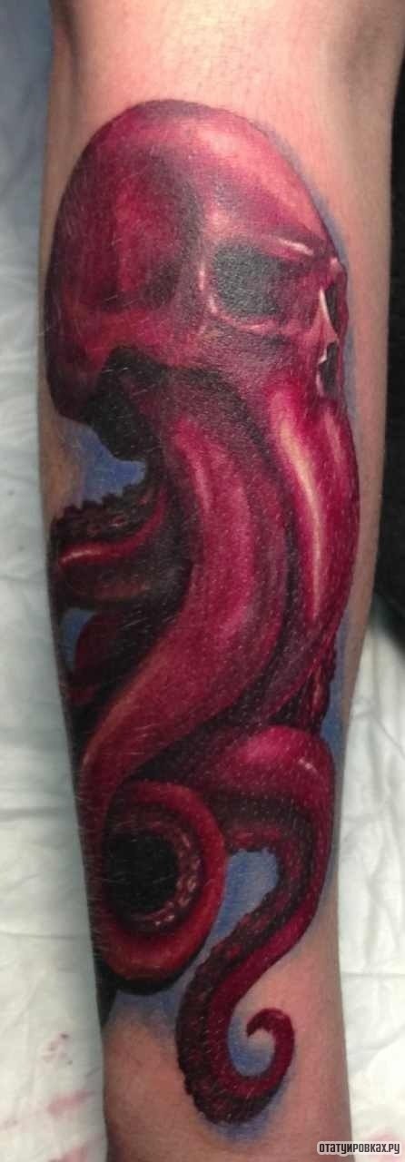 Фотография татуировки под названием «Красный осьминог в виде черепа»