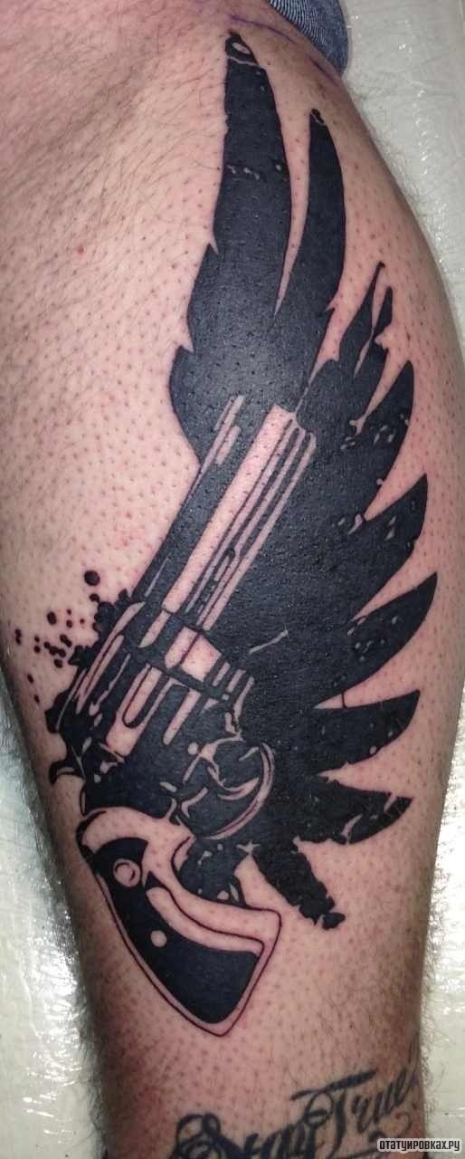 Фотография татуировки под названием «Пистолет и крыло»