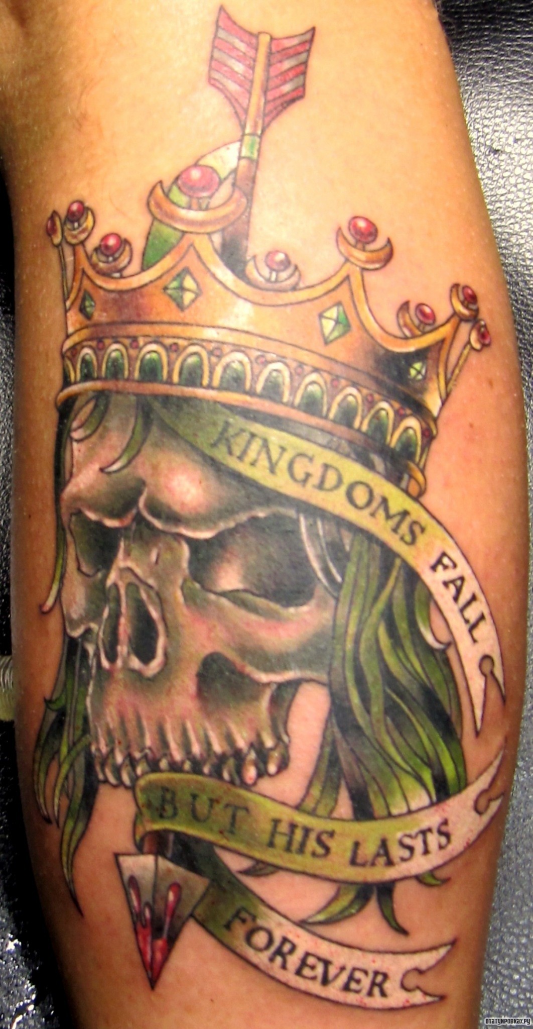 Фотография татуировки под названием «Череп в короне со стрелой»