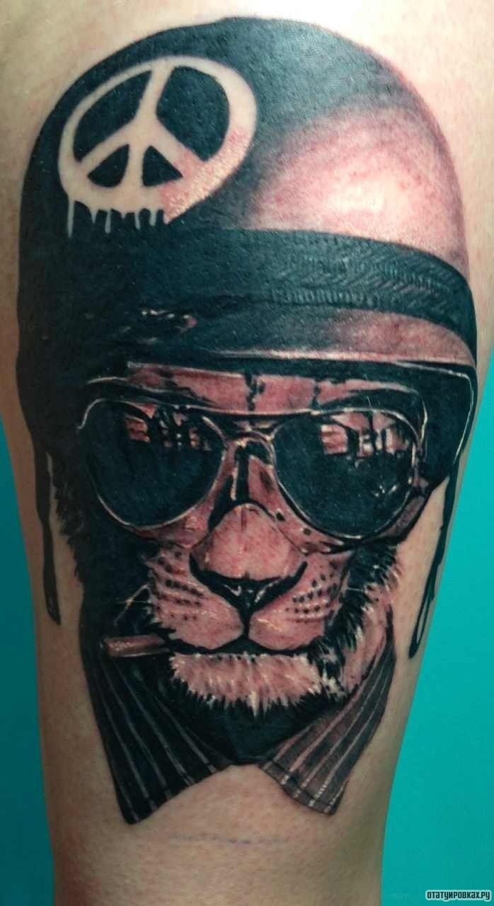 Фотография татуировки под названием «Кот в шлеме с сигаретой»