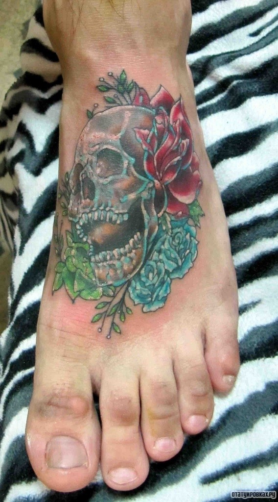 Фотография татуировки под названием «Череп с розой»