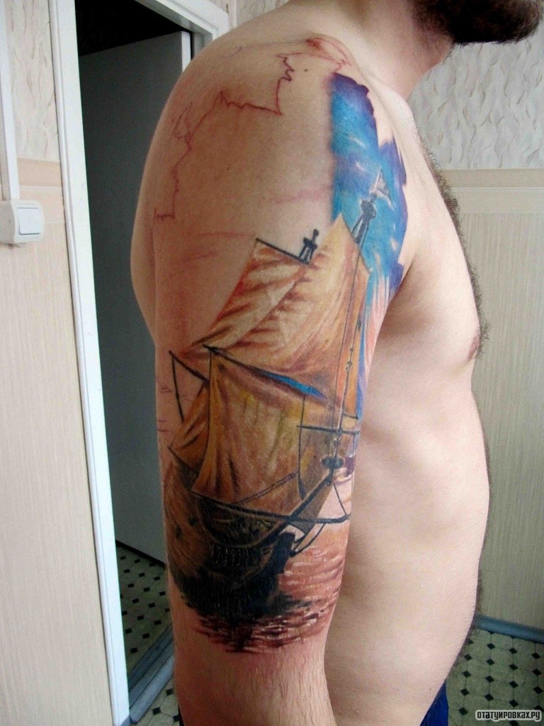 Фотография татуировки под названием «Корабль парусник на фоне неба»