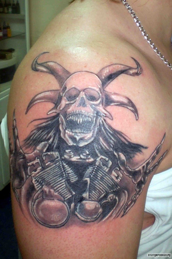 Фотография татуировки под названием «Череп байкер»