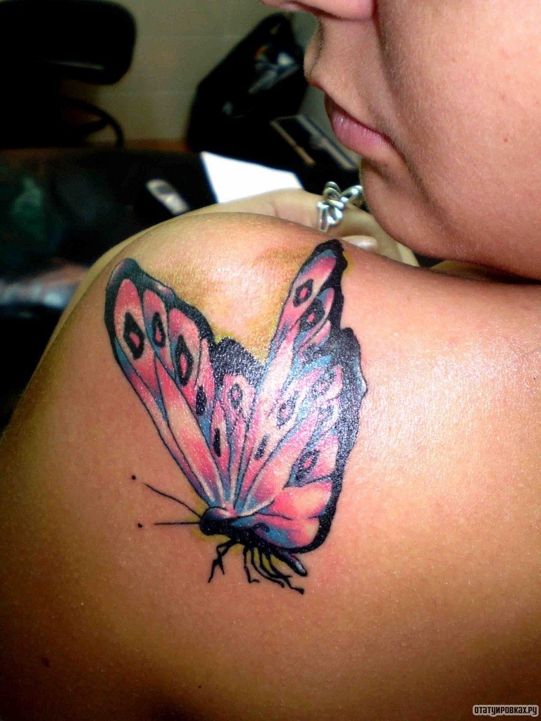Фотография татуировки под названием «Бабочка с яркими крыльями»