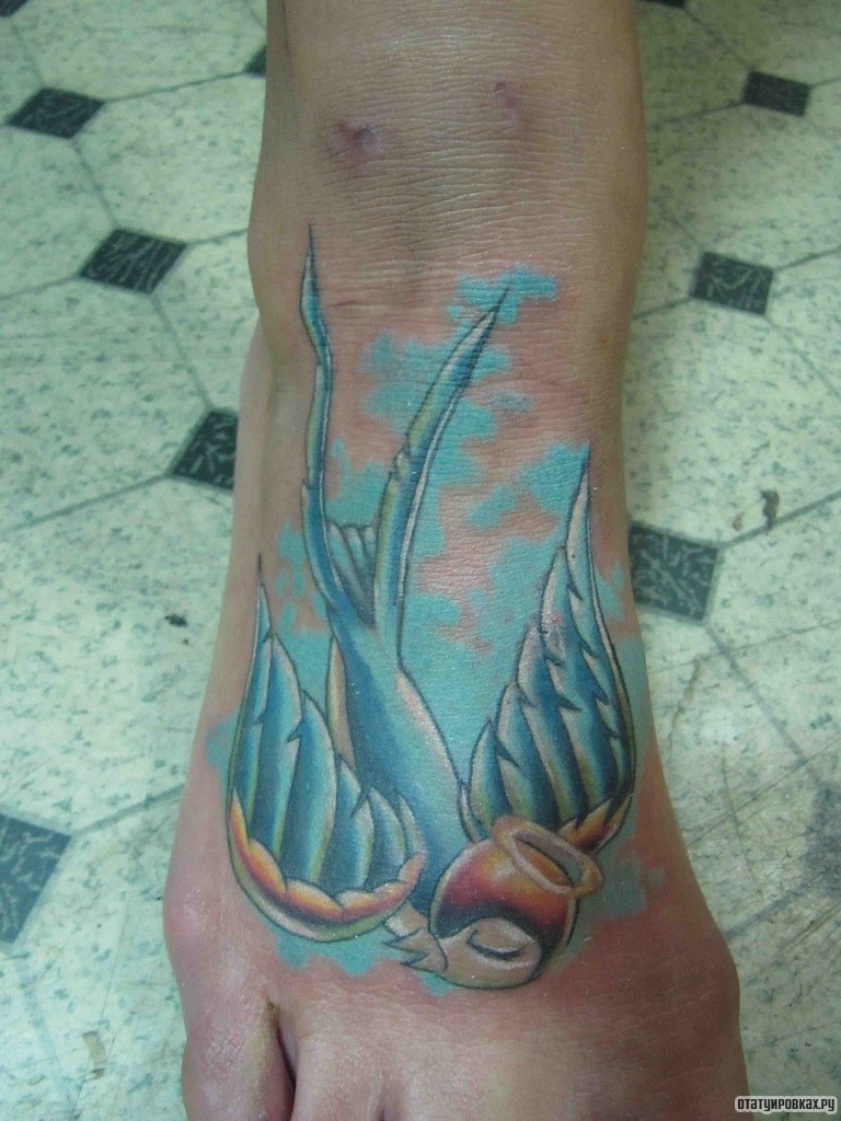 Фотография татуировки под названием «Голубая ласточка»