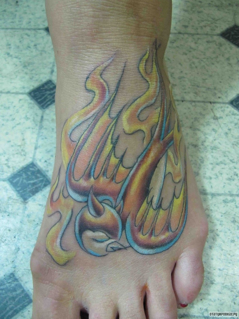 Фотография татуировки под названием «Ласточка в огне»