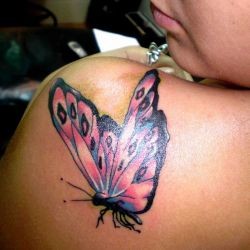 Тату бабочка с яркими крыльями