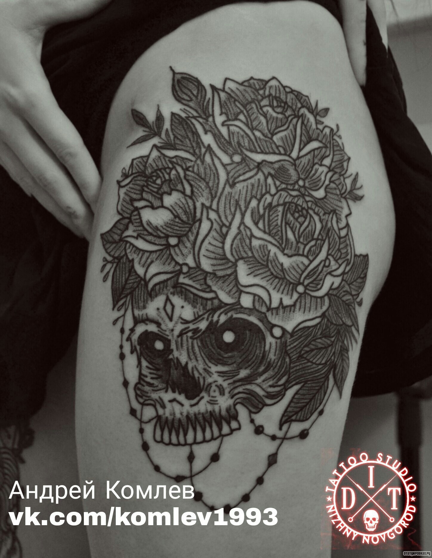 Фотография татуировки под названием «Череп с розами на голове чб»