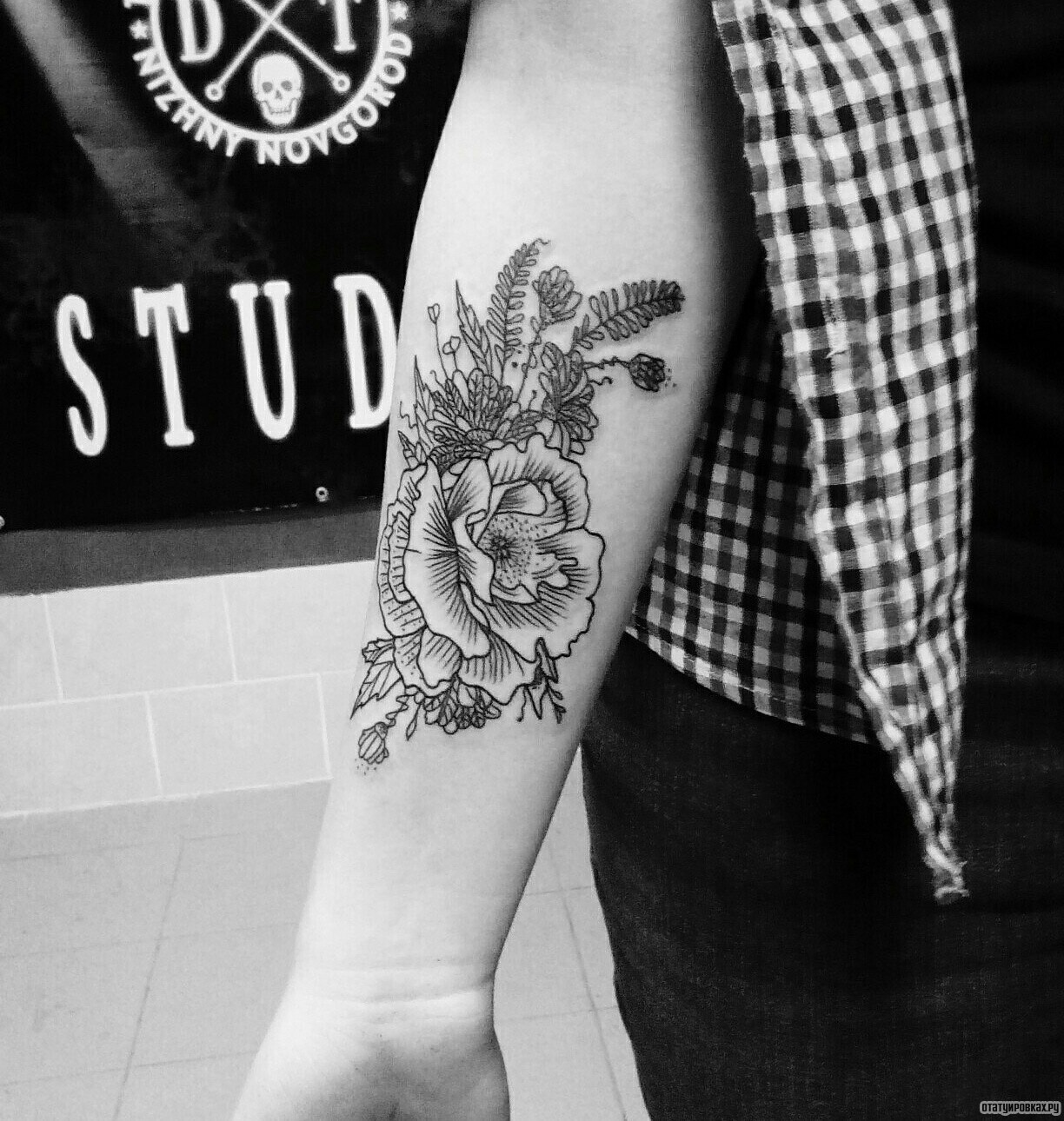 Фотография татуировки под названием «Чб цветы контур»