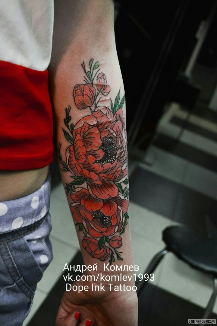 Фотография татуировки под названием «Пионы красные»