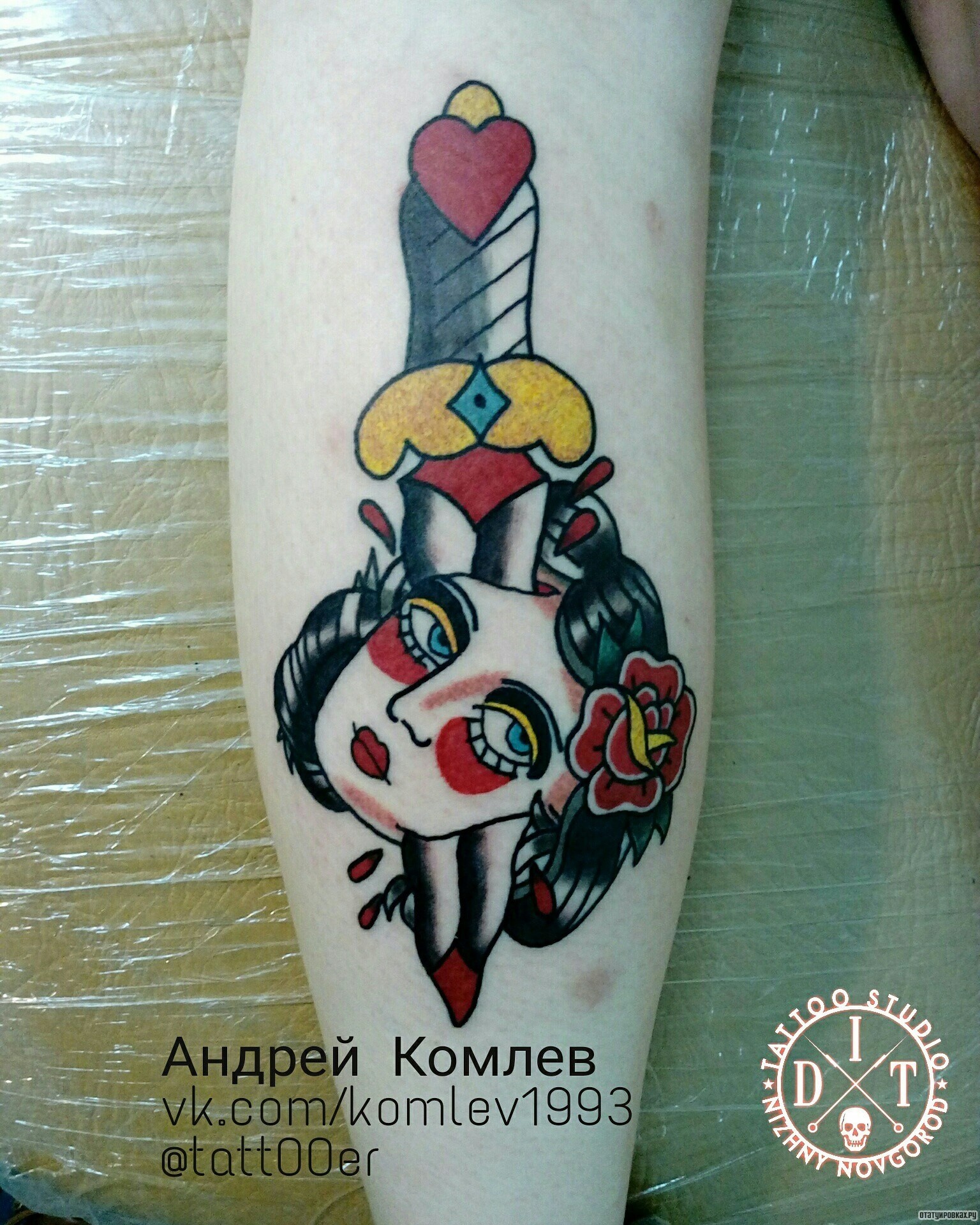 Фотография татуировки под названием «Девушка с пронизанной кинжалом головой»