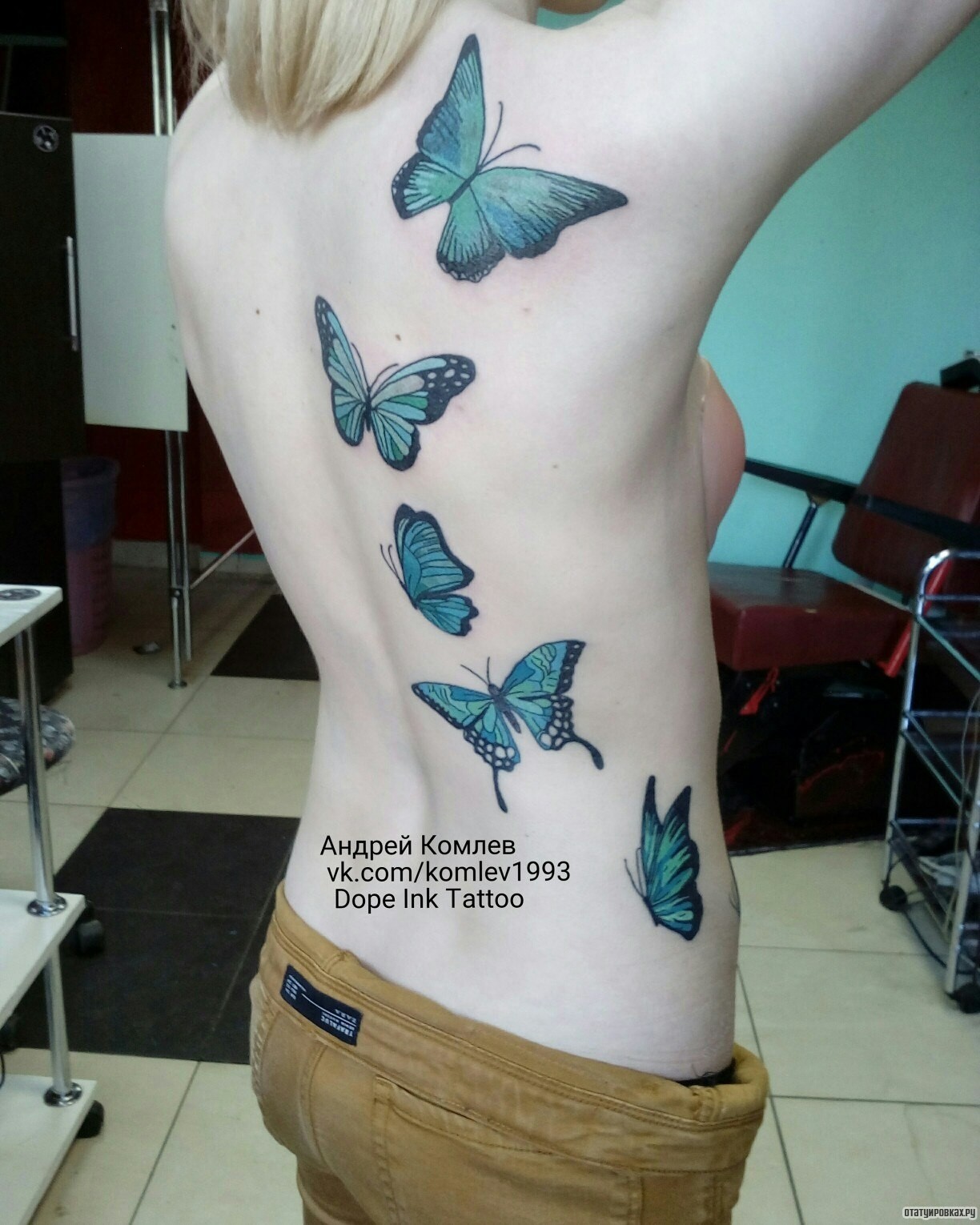 Фотография татуировки под названием «Голубые бабочки на спине девушки»