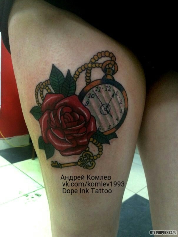 Фотография татуировки под названием «Роза и карманные часы»