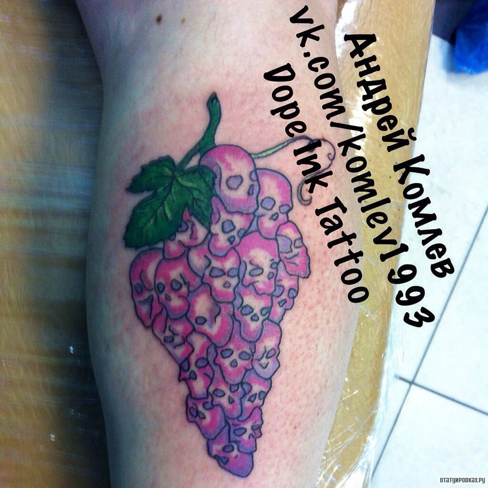 Фотография татуировки под названием «Виноград из черепов»
