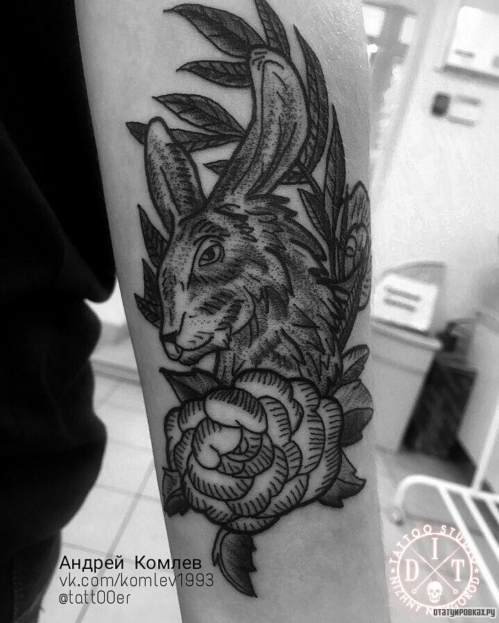 Фотография татуировки под названием «Заяц с цветком»