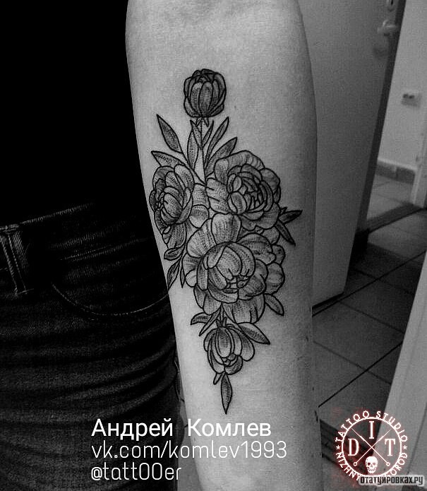 Фотография татуировки под названием «Цветы пионы чб»