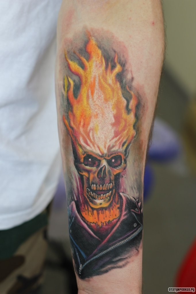 Фотография татуировки под названием «Горящий скелет»