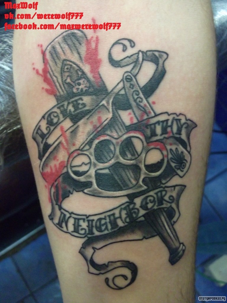 Фотография татуировки под названием «Кастеты, бита, бритва»